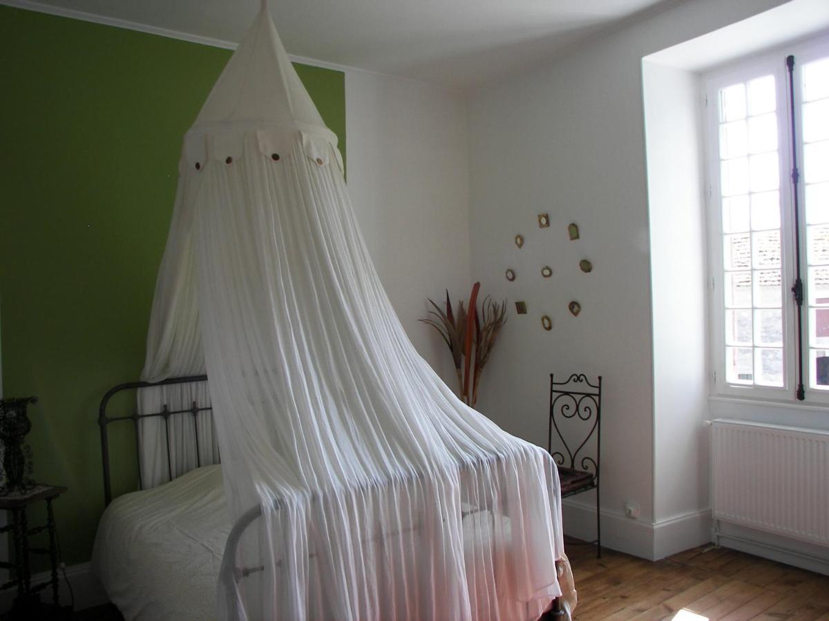 Bed and Breakfast Domaine Du Noble Saint-Jean-de-Thurac Exterior foto